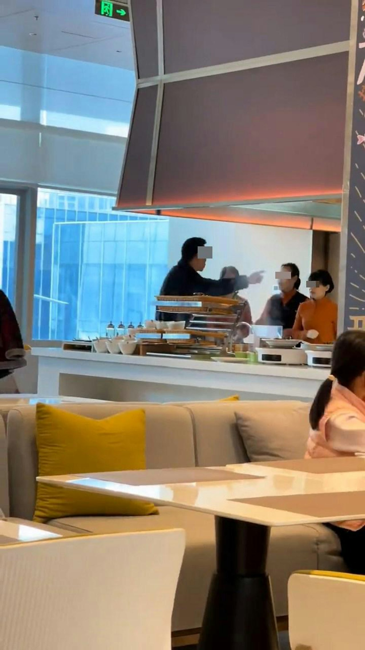 Hai mẹ con đ&aacute;nh nh&acirc;n vi&ecirc;n kh&aacute;ch sạn 5 sao v&igrave; g&oacute;i đồ buffet mang về - Ảnh 2.