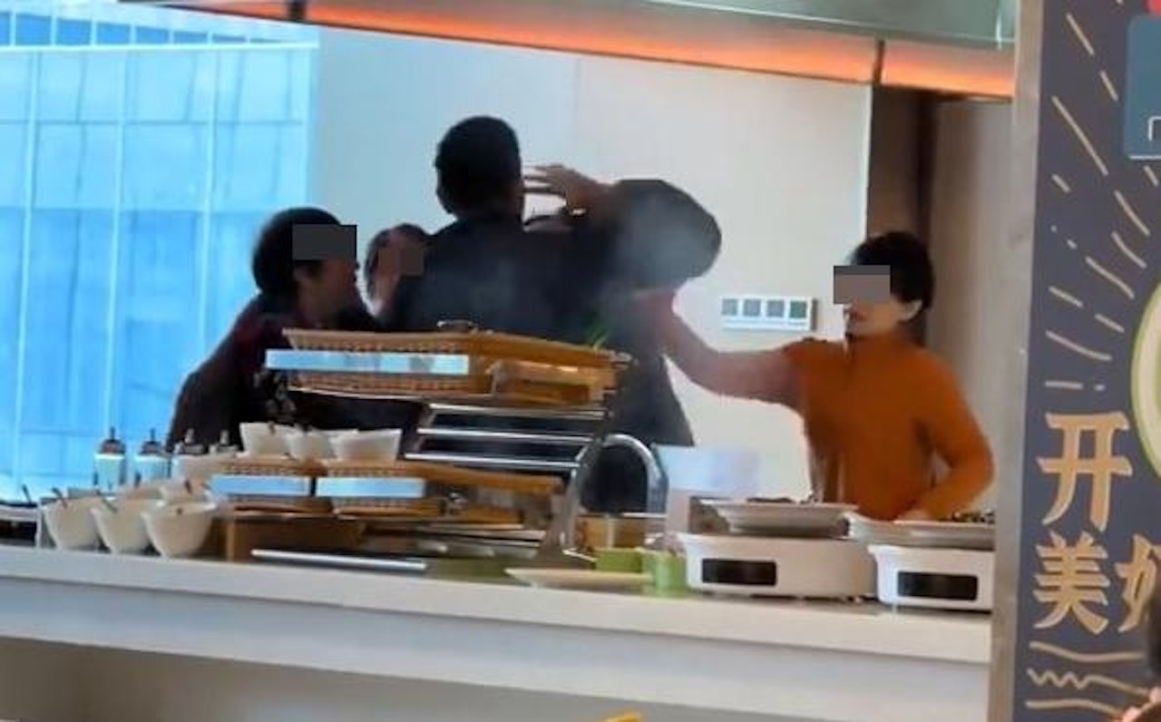 Hai mẹ con đ&aacute;nh nh&acirc;n vi&ecirc;n kh&aacute;ch sạn 5 sao v&igrave; g&oacute;i đồ buffet mang về - Ảnh 1.