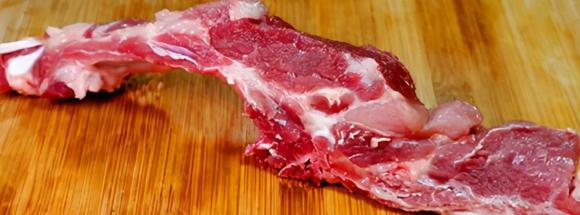 Chọn phần sườn heo đ&uacute;ng để nấu c&aacute;c m&oacute;n hầm - kho - chua ngọt đ&uacute;ng chuẩn ngon hơn  - Ảnh 1.