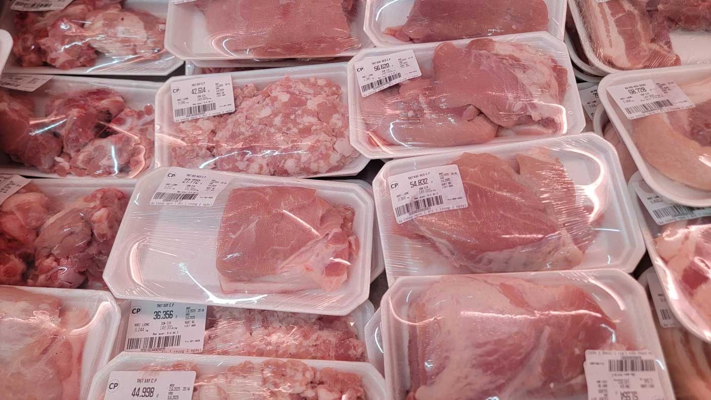 Thịt heo đ&oacute;ng khay trong si&ecirc;u thị: Nh&acirc;n vi&ecirc;n n&oacute;i thẳng 