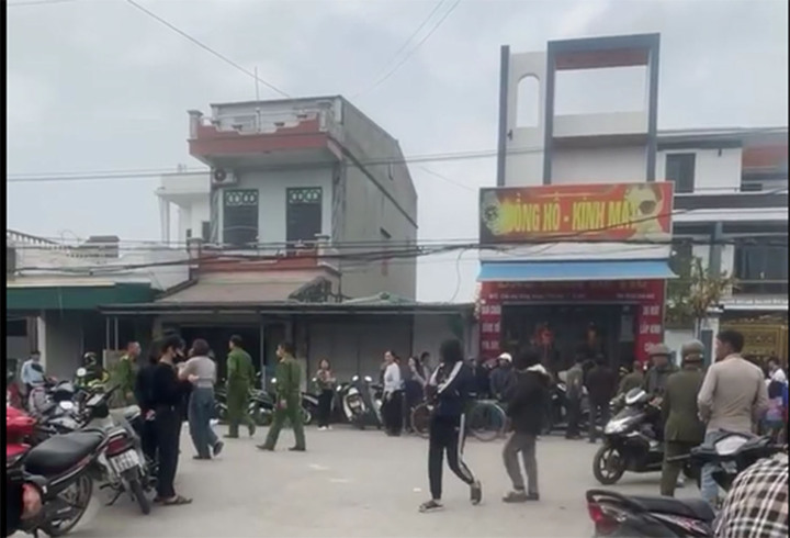 Chồng nổ s&uacute;ng s&aacute;t hại vợ, d&ugrave;ng dao đ&acirc;m tử vong 1 người đ&agrave;n &ocirc;ng rồi - Ảnh 1.