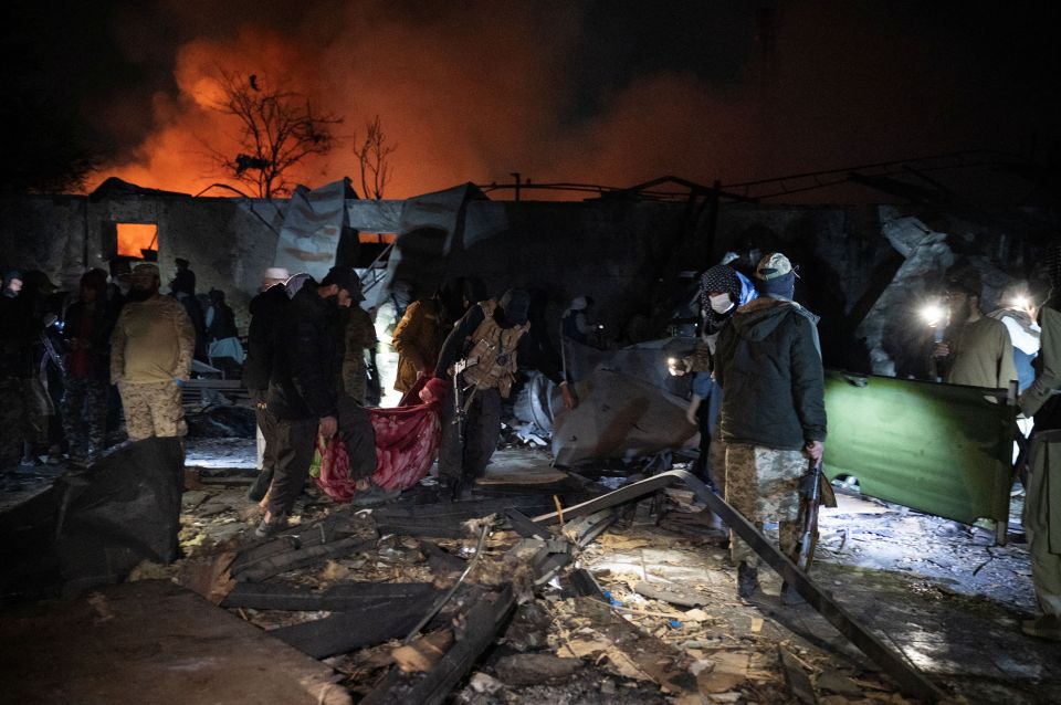 Hiện trường hoang t&agrave;n sau trận kh&ocirc;ng k&iacute;ch v&agrave;o bệnh viện tại thủ đ&ocirc; của Afghanistan khiến 400 người thiệt mạng, tiếng g&agrave;o th&eacute;t tuyệt vọng dưới đống đổ n&aacute;t- Ảnh 4.