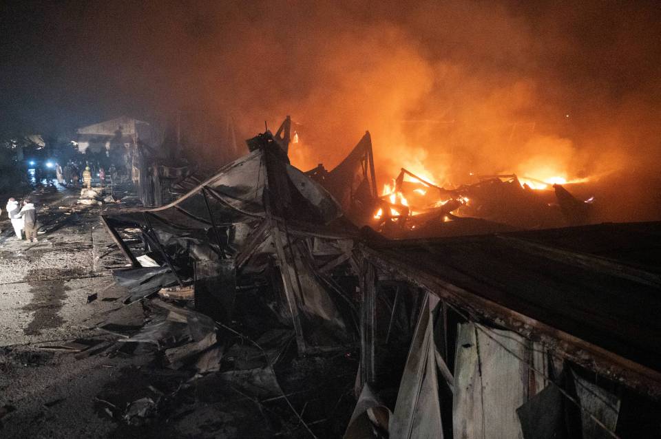 Hiện trường hoang t&agrave;n sau trận kh&ocirc;ng k&iacute;ch v&agrave;o bệnh viện tại thủ đ&ocirc; của Afghanistan khiến 400 người thiệt mạng, tiếng g&agrave;o th&eacute;t tuyệt vọng dưới đống đổ n&aacute;t- Ảnh 2.