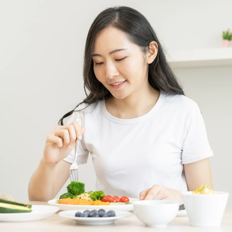 Ngay cả “nữ thần” cũng không tránh khỏi tình trạng phù nề: Trương Quân Ninh lộ mặt sưng đến “mất mí”, 4 cách làm thon gọn mặt sau 5 phút - Ảnh 6.