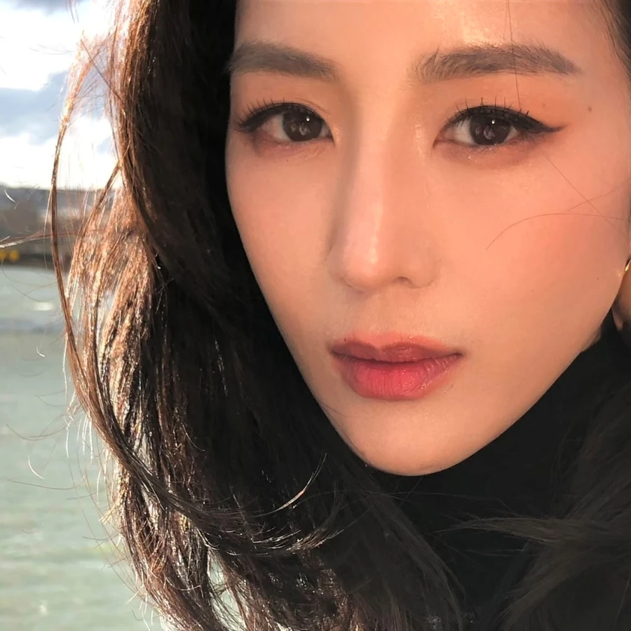 Ngay cả “nữ thần” cũng không tránh khỏi tình trạng phù nề: Trương Quân Ninh lộ mặt sưng đến “mất mí”, 4 cách làm thon gọn mặt sau 5 phút - Ảnh 2.