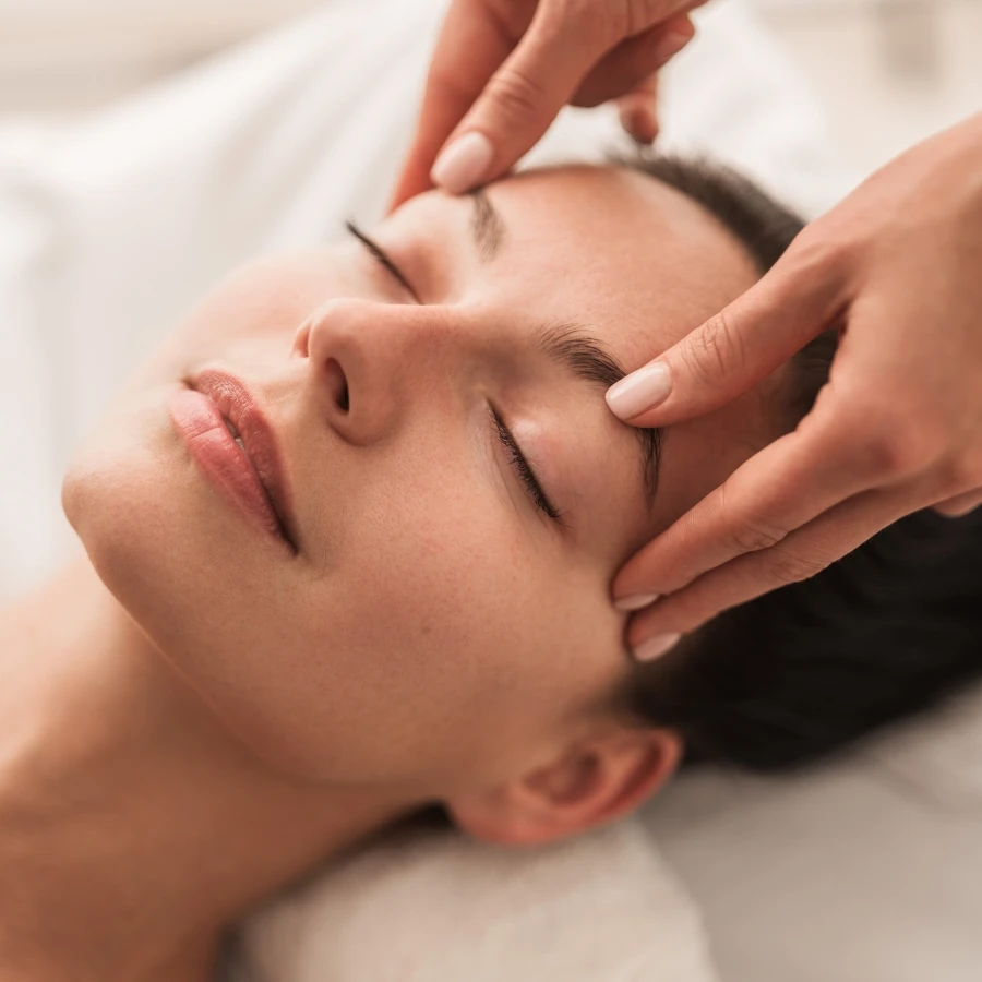 Ngay cả “nữ thần” cũng không tránh khỏi tình trạng phù nề: Trương Quân Ninh lộ mặt sưng đến “mất mí”, 4 cách làm thon gọn mặt sau 5 phút - Ảnh 3.