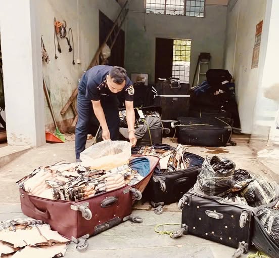 Đột xuất kiểm tra thực phẩm đ&ocirc;ng lạnh nhập lậu từ Trung Quốc tại L&agrave;o Cai năm 2026 - Ảnh 1.