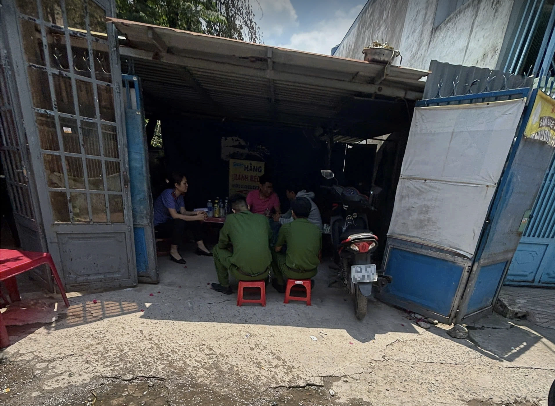 Nghi &aacute;n m&acirc;u thuẫn gia đ&igrave;nh ph&oacute;ng hỏa ở TP . HCM khiến 3 người nhập viện - Ảnh 1.