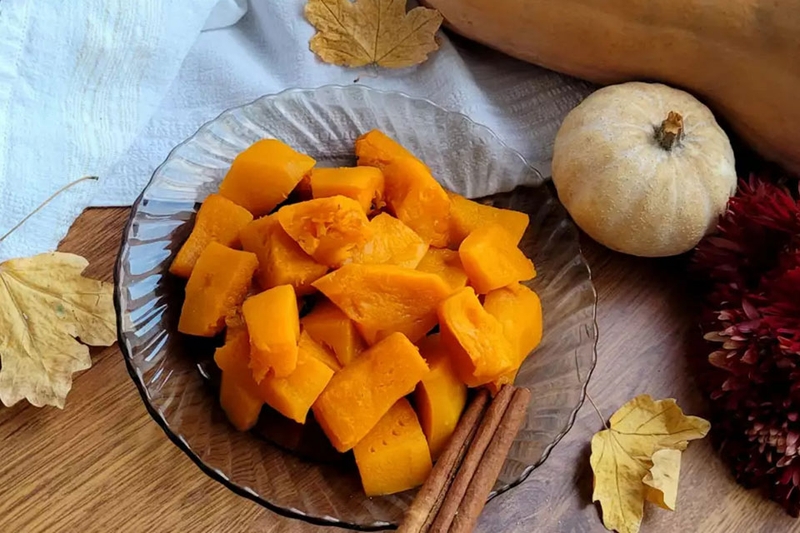 Vị ngọt tự nhiên của bí đỏ giúp ổn định đường huyết, tránh tăng đột ngột như đường tinh luyện