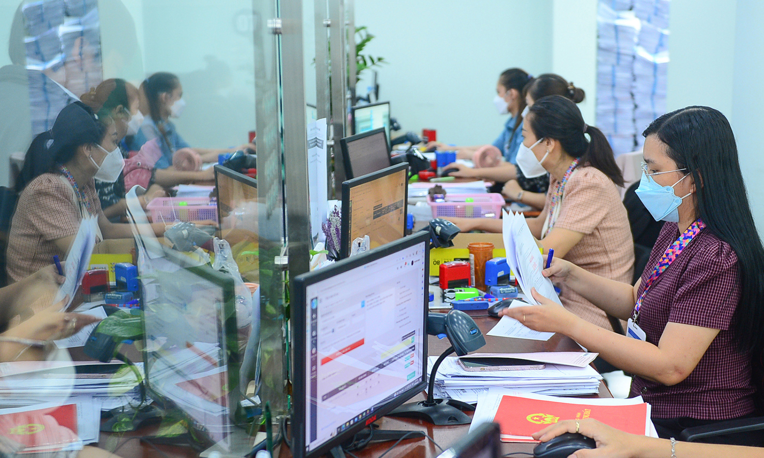 Đề xuất xử l&yacute; kỷ luật vi&ecirc;n chức nam nu&ocirc;i con dưới 12 th&aacute;ng tuổi 2026 - Ảnh 1.