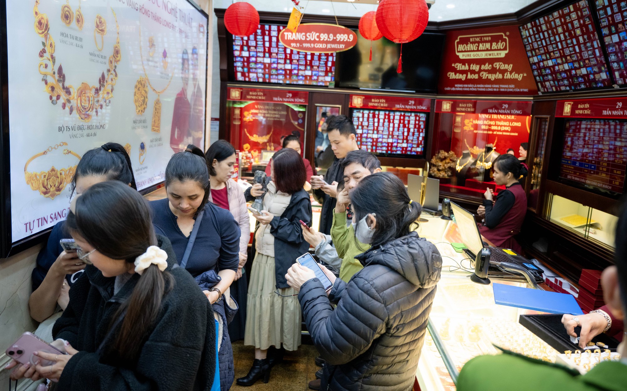 Kh&aacute;m ph&aacute; phố v&agrave;ng Trần Nh&acirc;n T&ocirc;ng: Nơi tiệm v&agrave;ng đ&ocirc;ng kh&aacute;ch v&agrave; vắng tanh - Ảnh 9.