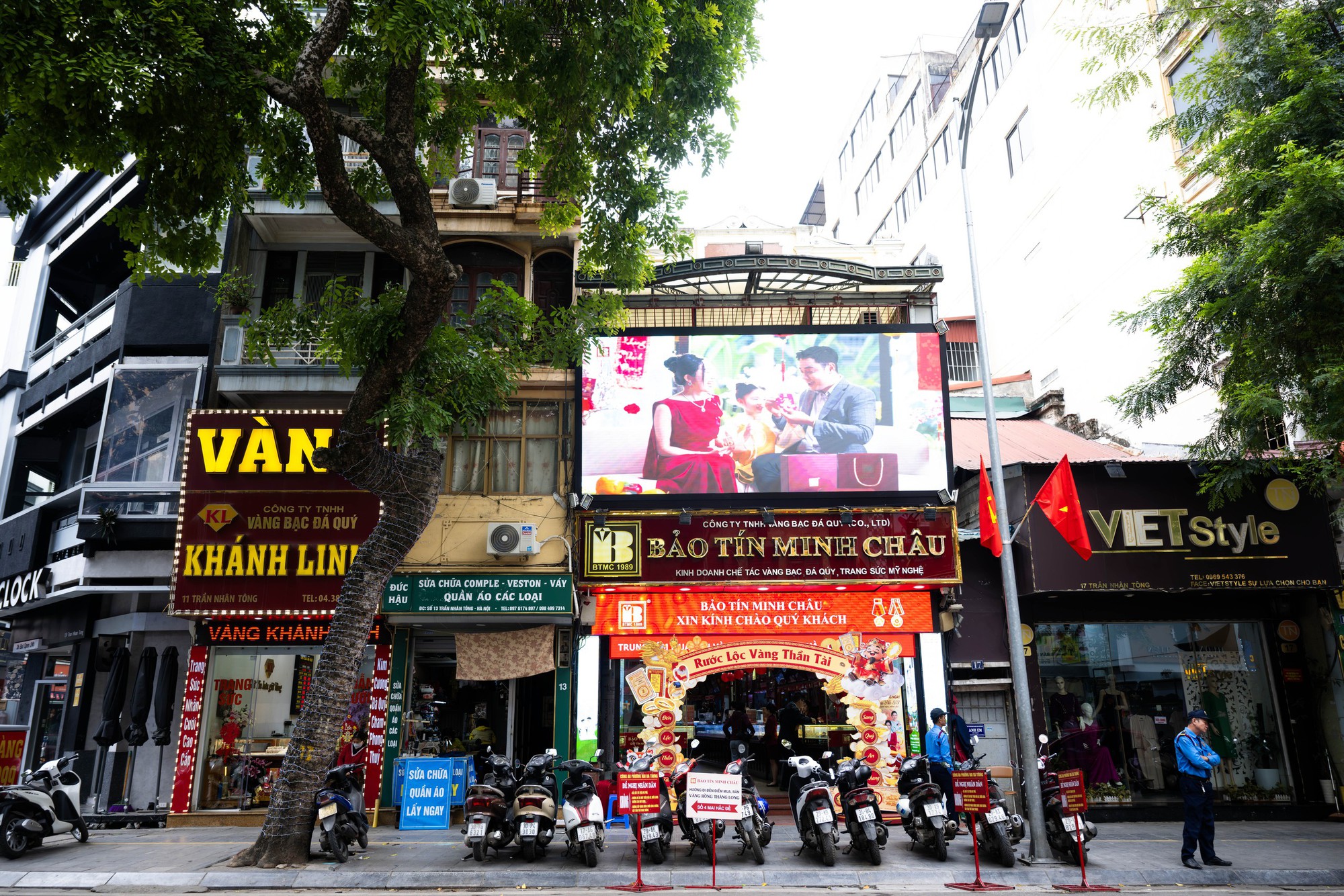 Kh&aacute;m ph&aacute; phố v&agrave;ng Trần Nh&acirc;n T&ocirc;ng: Nơi tiệm v&agrave;ng đ&ocirc;ng kh&aacute;ch v&agrave; vắng tanh - Ảnh 4.