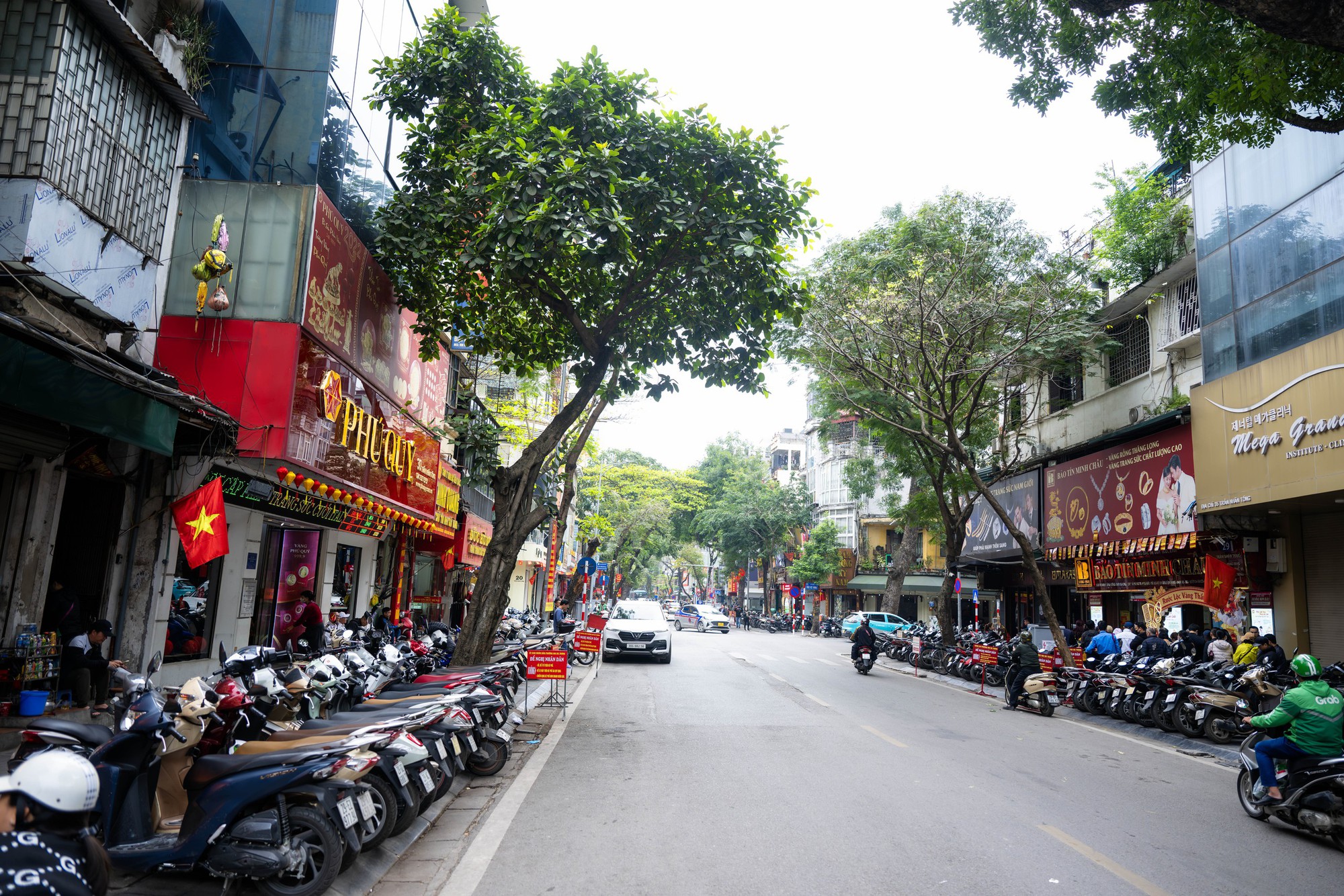 Kh&aacute;m ph&aacute; phố v&agrave;ng Trần Nh&acirc;n T&ocirc;ng: Nơi tiệm v&agrave;ng đ&ocirc;ng kh&aacute;ch v&agrave; vắng tanh - Ảnh 13.