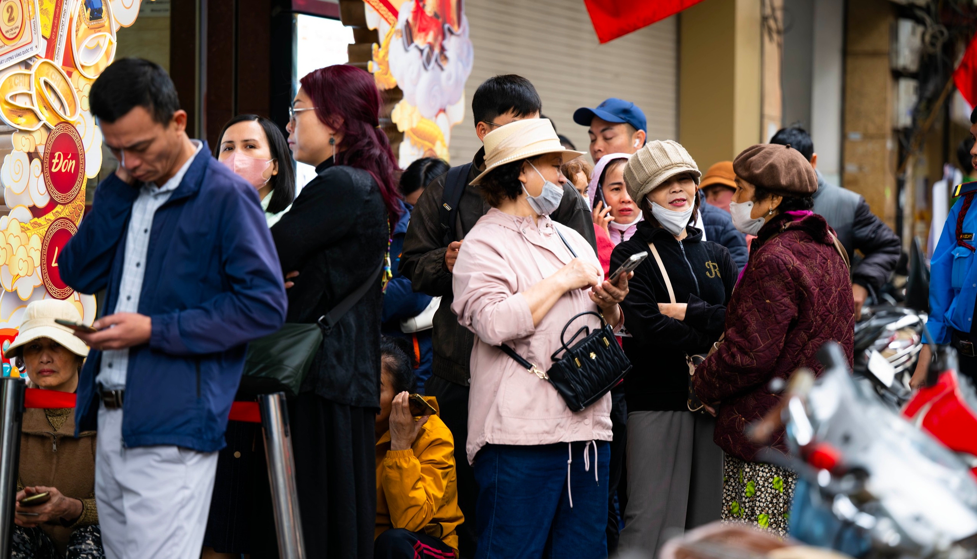 Kh&aacute;m ph&aacute; phố v&agrave;ng Trần Nh&acirc;n T&ocirc;ng: Nơi tiệm v&agrave;ng đ&ocirc;ng kh&aacute;ch v&agrave; vắng tanh - Ảnh 8.
