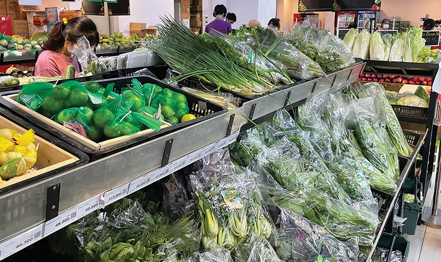 Quầy rau si&ecirc;u thị nh&igrave;n b&oacute; n&agrave;o cũng xanh mướt, tươi mơn mởn: Nh&acirc;n vi&ecirc;n tiết lộ 