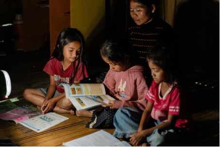 Panasonic Việt Nam trao tặng 510 đ&egrave;n năng lượng mặt trời x&atilde; bi&ecirc;n giới tỉnh Quảng Trị - Ảnh 1.