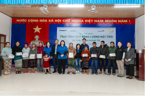 Panasonic Việt Nam trao tặng 510 đ&egrave;n năng lượng mặt trời x&atilde; bi&ecirc;n giới tỉnh Quảng Trị - Ảnh 2.