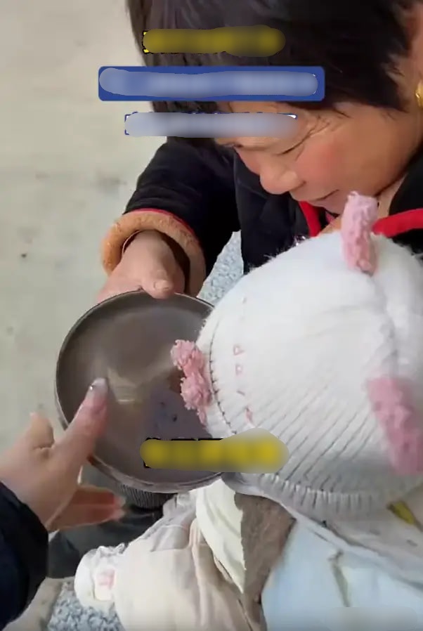 Bé 4 tháng tuổi bị cho uống nước đậu xanh vì “sữa quá đắt”, mẹ bức xúc đập bát: Tranh cãi cách nuôi con giữa hai thế hệ - Ảnh 1.