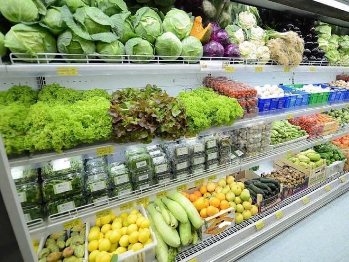 Quầy rau si&ecirc;u thị nh&igrave;n b&oacute; n&agrave;o cũng xanh mướt, tươi mơn mởn: Nh&acirc;n vi&ecirc;n tiết lộ 