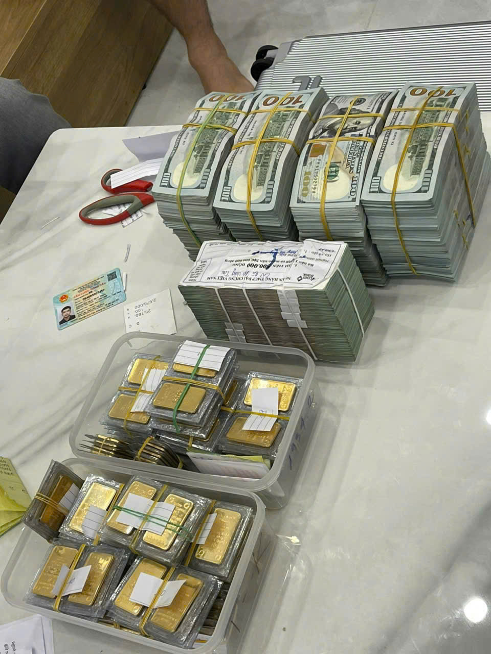 Cha mẹ Mr Pips r&uacute;t 125 tỷ đồng mua v&agrave;ng v&agrave; USD sau khi con trai bị bắt - Ảnh 1.