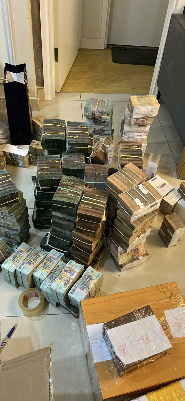 Cha mẹ Mr Pips r&uacute;t 125 tỷ đồng mua v&agrave;ng v&agrave; USD sau khi con trai bị bắt - Ảnh 2.