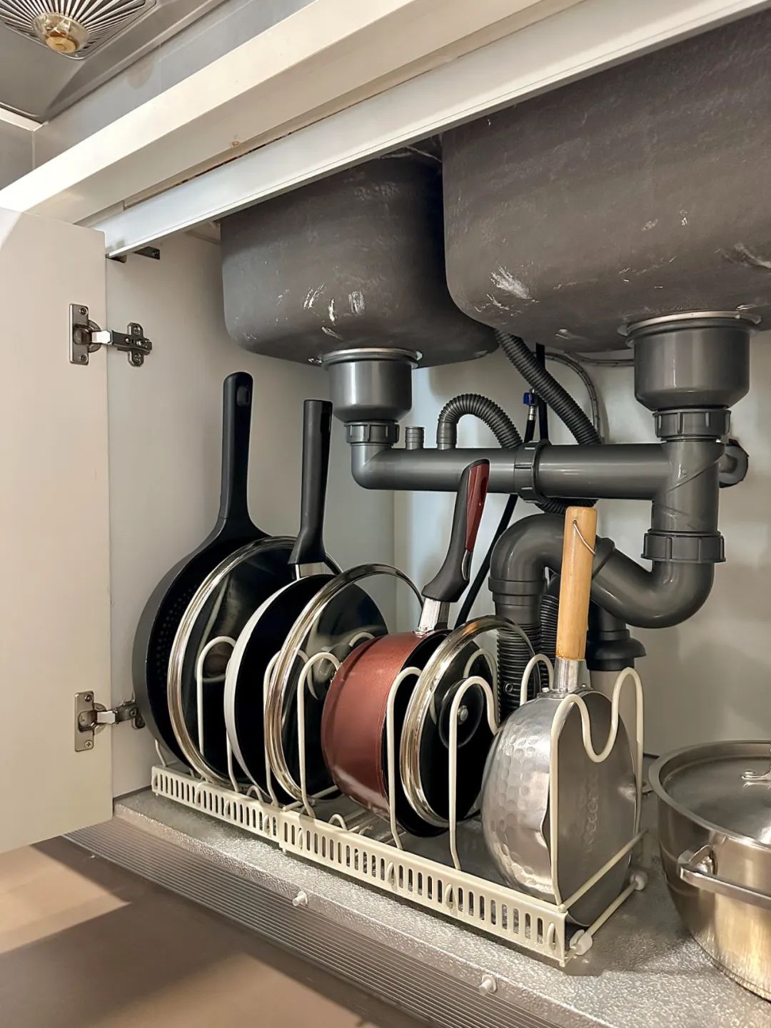 Nh&igrave;n bếp nh&agrave; h&agrave;ng x&oacute;m, t&ocirc;i mới nhận ra: M&igrave;nh đ&atilde; sắp xếp sai suốt bao năm - khoảng c&aacute;ch thật sự qu&aacute; lớn - Ảnh 6.