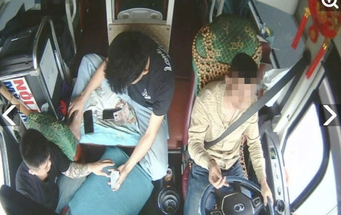 T&agrave;i xế đ&aacute;nh bạc c&ugrave;ng phụ xe khi chạy tr&ecirc;n cao tốc Cầu Giẽ - Ninh B&igrave;nh - Ảnh 1.