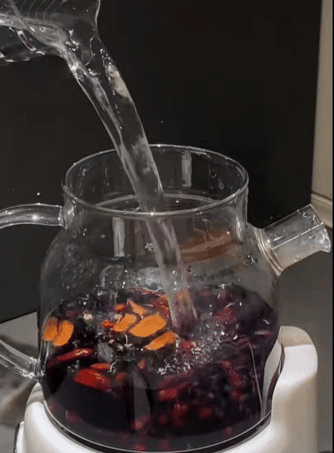 Kh&ocirc;ng cần serum đắt tiền, t&ocirc;i chỉ uống nước n&agrave;y để t&oacute;c mọc d&agrave;y hơn - Ảnh 3.