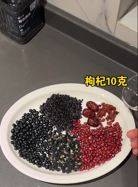 Kh&ocirc;ng cần serum đắt tiền, t&ocirc;i chỉ uống nước n&agrave;y để t&oacute;c mọc d&agrave;y hơn - Ảnh 2.