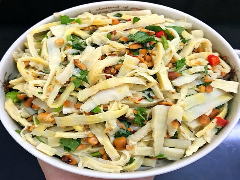 Măng tre đã được thái lát và ngâm nước, một bước quan trọng để loại bỏ độc tố
