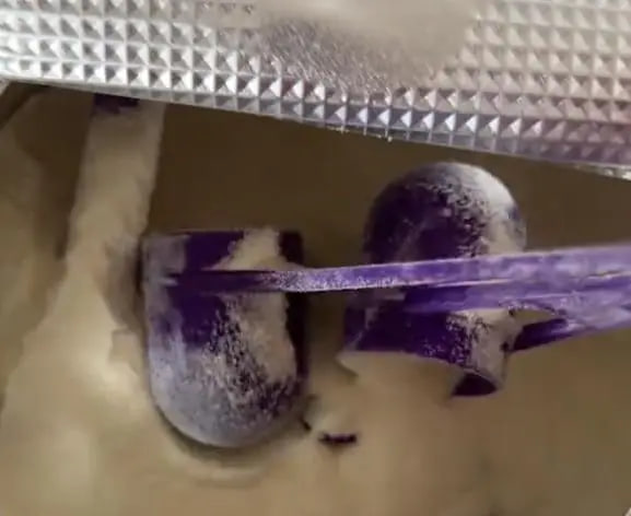 Mở nắp hộp sữa mới mua cho con, người mẹ sốc nặng khi thấy những thứ bên trong - Ảnh 3.