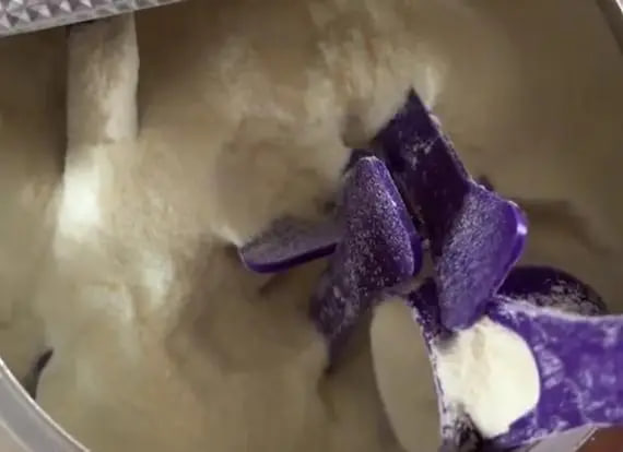 Mở nắp hộp sữa mới mua cho con, người mẹ sốc nặng khi thấy những thứ bên trong - Ảnh 1.