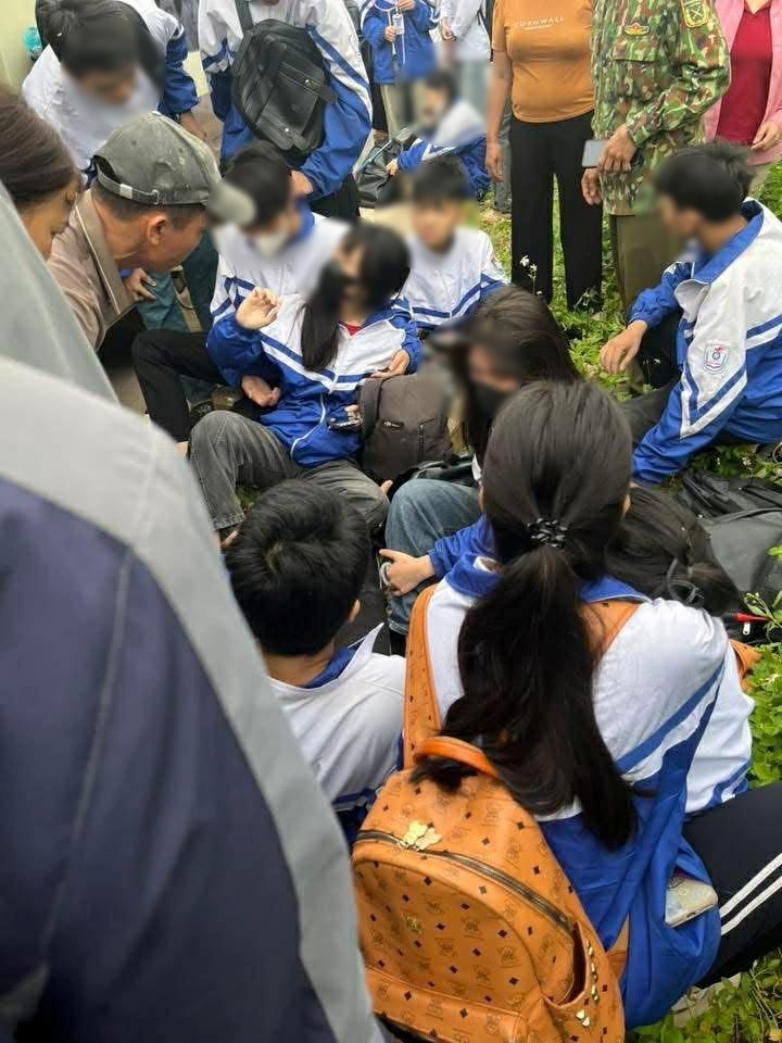 Xe tải chở đất t&ocirc;ng xe chở học sinh tại Th&aacute;i Nguy&ecirc;n, nhiều em bị thương - Ảnh 2.