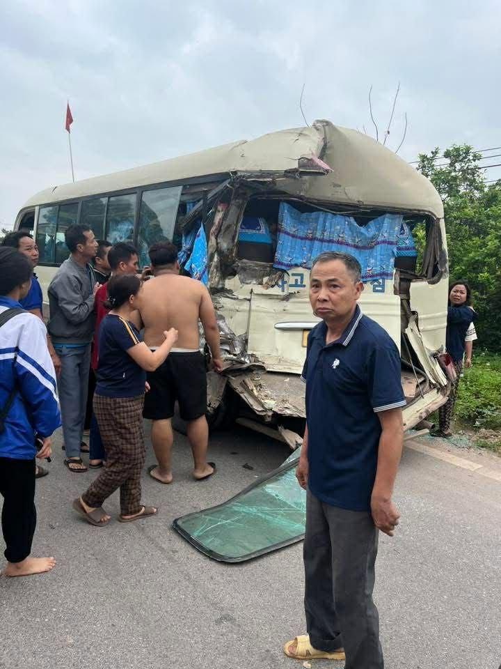 Xe tải chở đất t&ocirc;ng xe chở học sinh tại Th&aacute;i Nguy&ecirc;n, nhiều em bị thương - Ảnh 1.