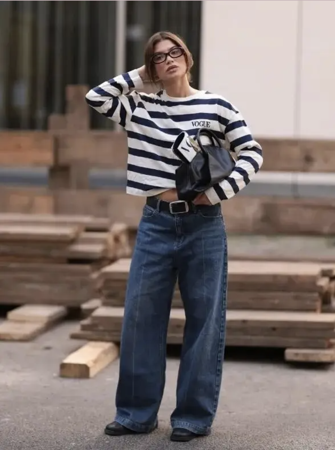 Chiếc &aacute;o kẻ sọc g&acirc;y b&atilde;o m&ugrave;a xu&acirc;n 2026: Phong c&aacute;ch thanh lịch cho mọi chị em - Ảnh 2.