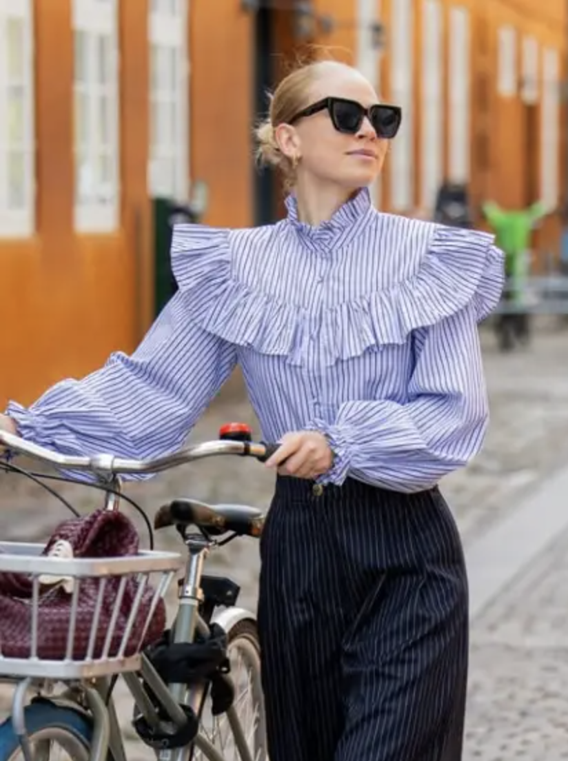 Chiếc &aacute;o kẻ sọc g&acirc;y b&atilde;o m&ugrave;a xu&acirc;n 2026: Phong c&aacute;ch thanh lịch cho mọi chị em - Ảnh 17.