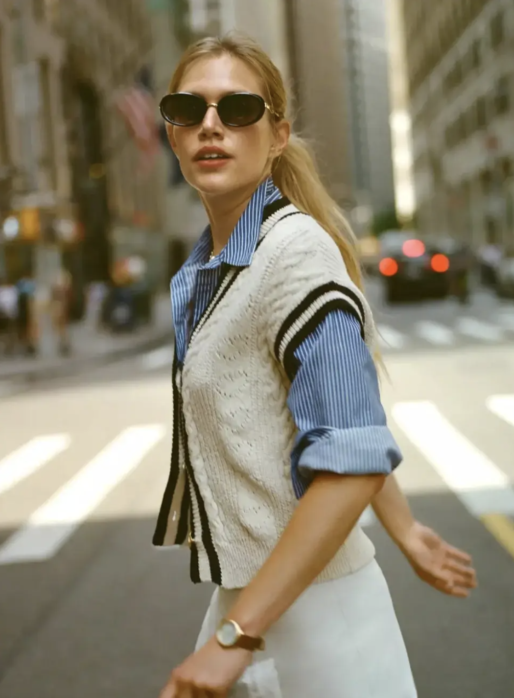 Chiếc &aacute;o kẻ sọc g&acirc;y b&atilde;o m&ugrave;a xu&acirc;n 2026: Phong c&aacute;ch thanh lịch cho mọi chị em - Ảnh 18.