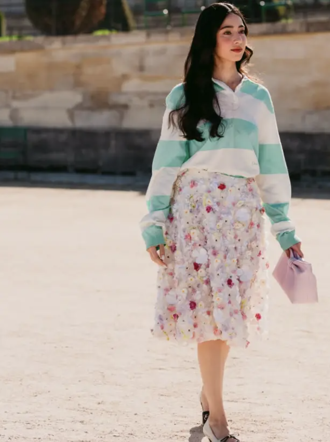 Chiếc &aacute;o kẻ sọc g&acirc;y b&atilde;o m&ugrave;a xu&acirc;n 2026: Phong c&aacute;ch thanh lịch cho mọi chị em - Ảnh 28.