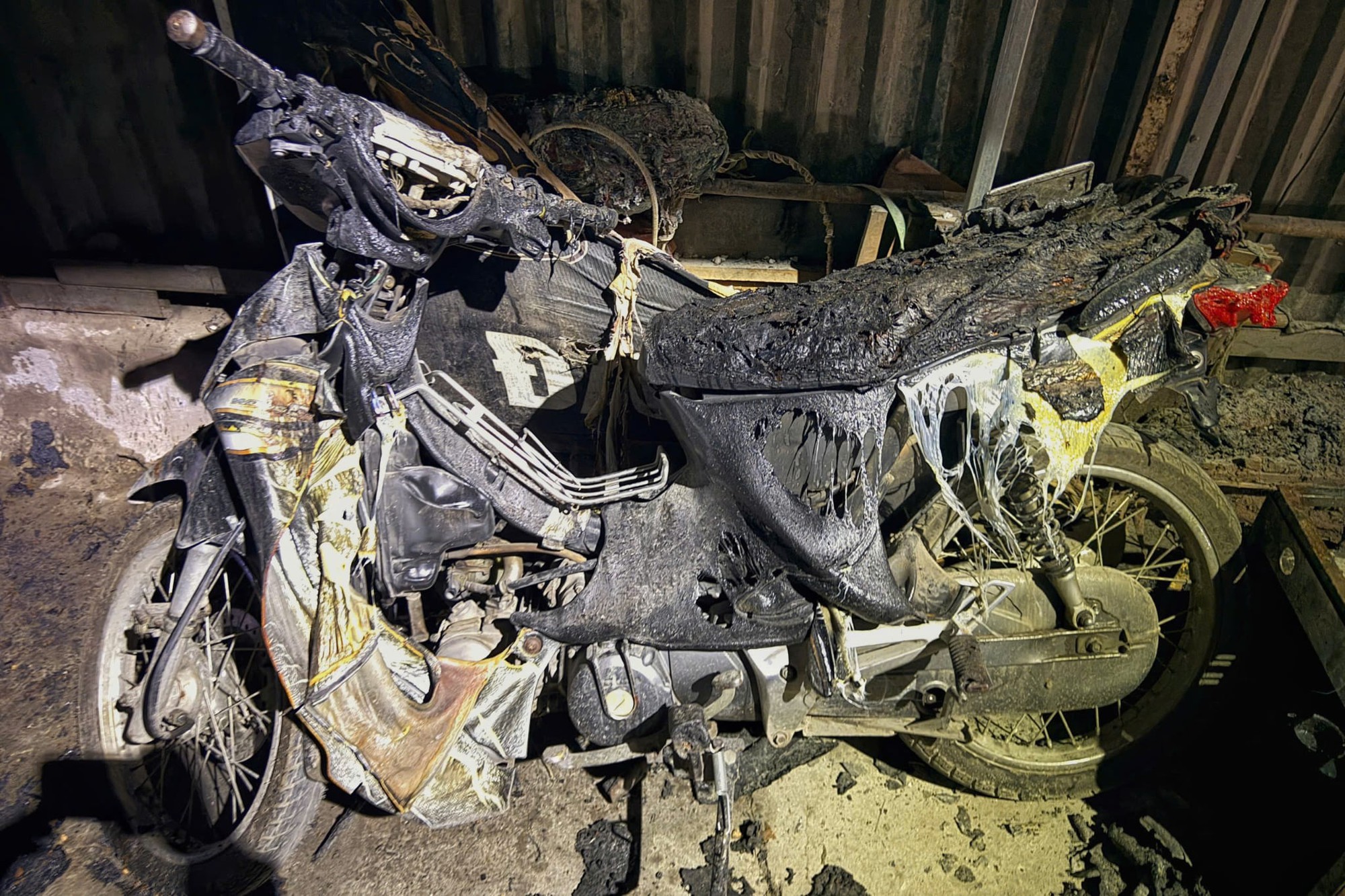 Ch&aacute;y nh&agrave; d&acirc;n tr&ecirc;n phố Định C&ocirc;ng Hạ (H&agrave; Nội) - Ảnh 2.