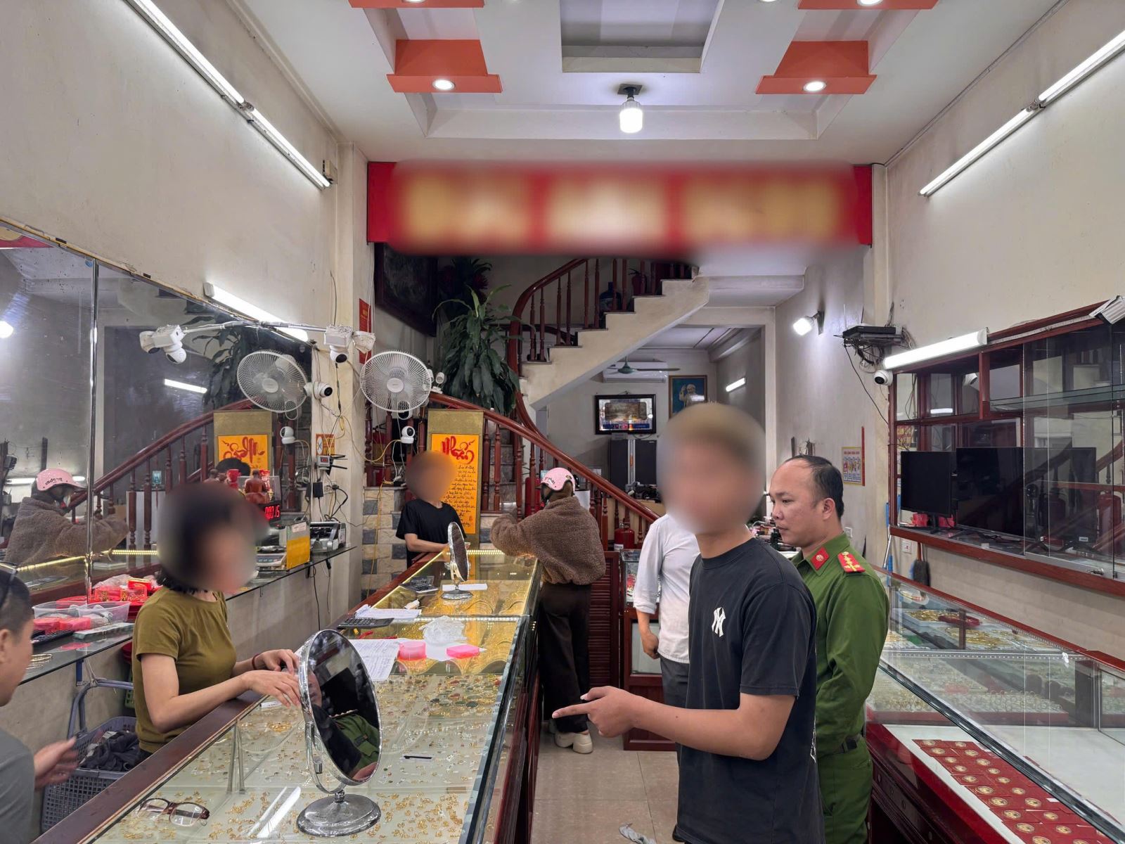 Bắt nghi phạm 18 tuổi cướp giật tại tiệm v&agrave;ng ở Hưng Y&ecirc;n - Ảnh 1.