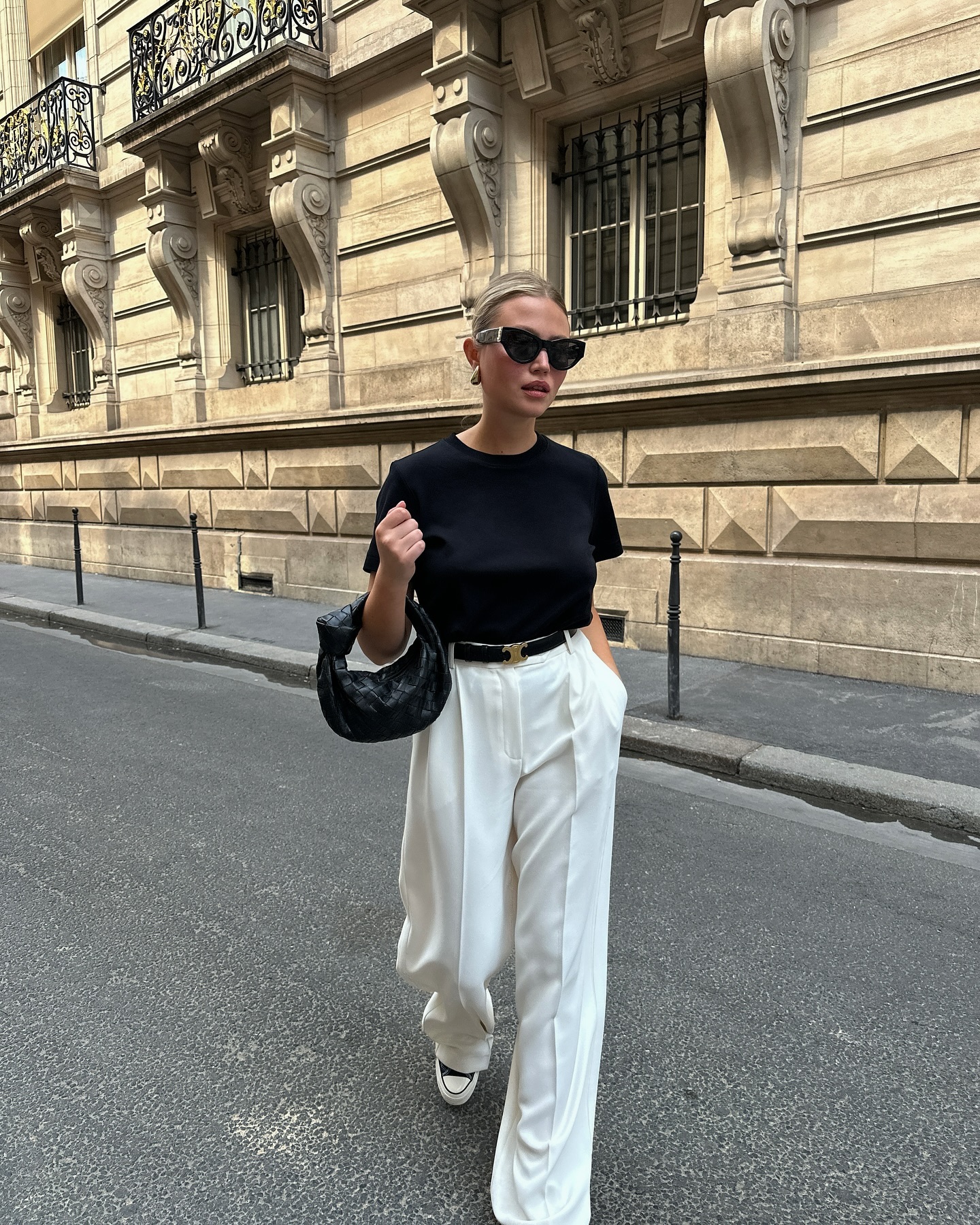 Phong cách phụ nữ Pháp 5 cách mặc áo thun sang xịn mịn cho mùa hè 2026 - Ảnh 10. Phong cách phụ nữ Pháp 5 cách mặc áo thun sang xịn mịn cho mùa hè 2026 - Ảnh 10.