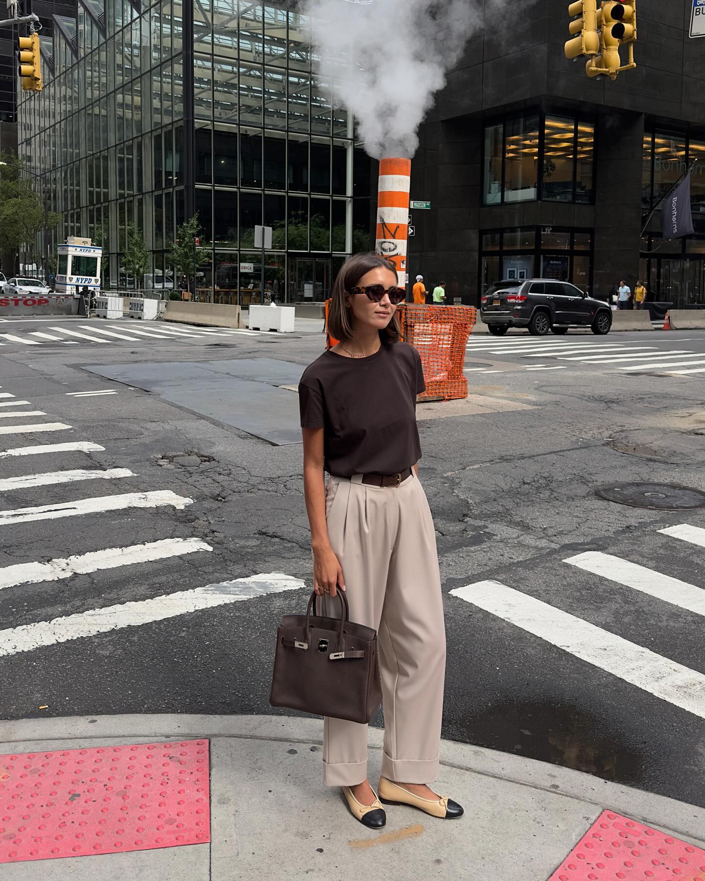 Phong cách phụ nữ Pháp 5 cách mặc áo thun sang xịn mịn cho mùa hè 2026 - Ảnh 9. Phong cách phụ nữ Pháp 5 cách mặc áo thun sang xịn mịn cho mùa hè 2026 - Ảnh 9.