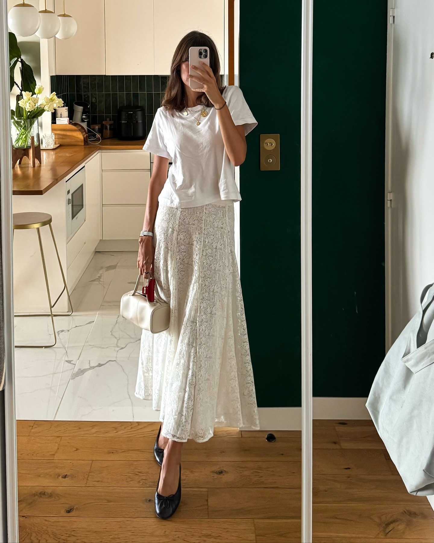 Phong cách phụ nữ Pháp 5 cách mặc áo thun sang xịn mịn cho mùa hè 2026 - Ảnh 2. Phong cách phụ nữ Pháp 5 cách mặc áo thun sang xịn mịn cho mùa hè 2026 - Ảnh 2.