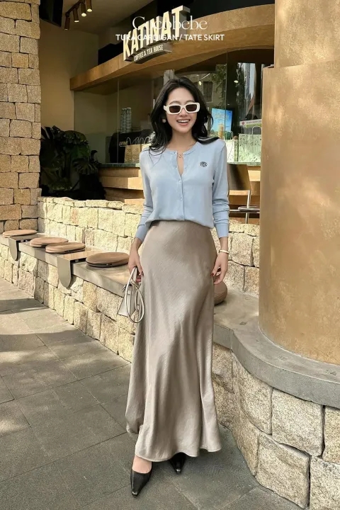 Chẳng cần cầu kỳ, cứ l&ocirc;i &aacute;o dệt kim v&agrave; ch&acirc;n v&aacute;y ra diện l&agrave; giấu nhẹm khuyết điểm, h&oacute;a 