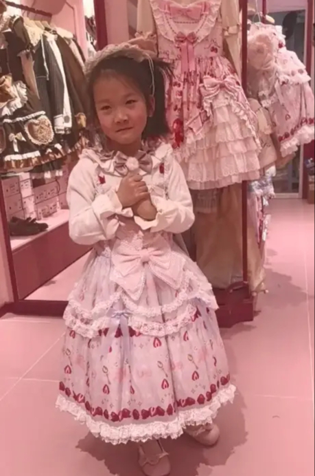 Bức ảnh b&eacute; g&aacute;i trong cửa h&agrave;ng quần &aacute;o 