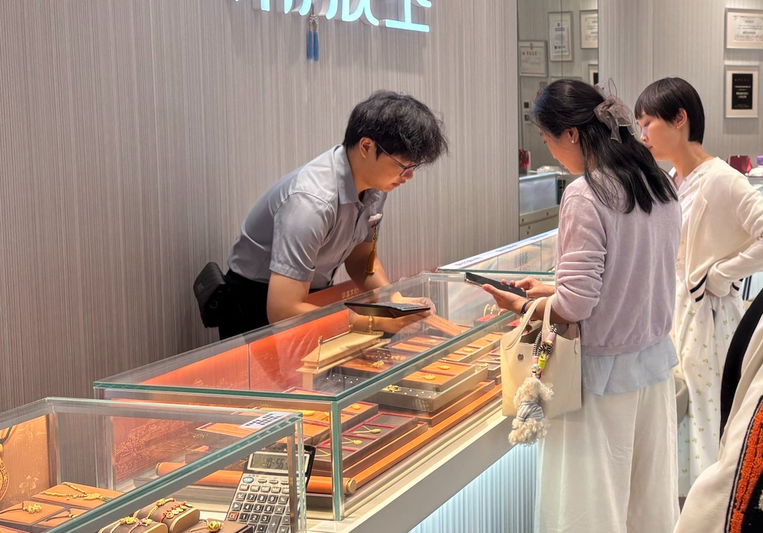 Mua nh&agrave; th&igrave; qu&aacute; sức, đầu tư lại chẳng hiểu g&igrave;, chỉ c&oacute; mua v&agrave;ng mới gi&uacute;p d&acirc;n c&ocirc;ng sở cảm thấy kh&aacute; hơn- Ảnh 2.