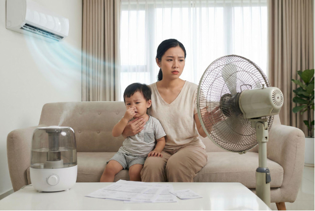 Tiền điện tăng vọt m&ugrave;a h&egrave;, con th&ograve; tay v&agrave;o quạt - mẹ Việt phải l&agrave;m sao? - Ảnh 1.