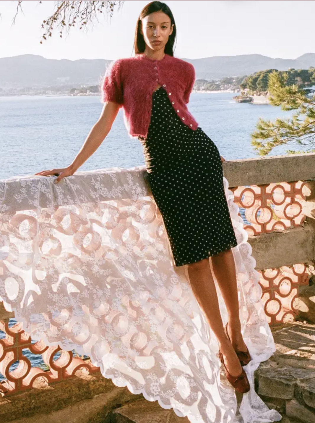 Chẳng cần cầu kỳ, cứ l&ocirc;i &aacute;o dệt kim v&agrave; ch&acirc;n v&aacute;y ra diện l&agrave; giấu nhẹm khuyết điểm, h&oacute;a 