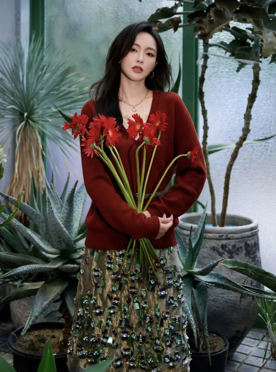 Chẳng cần cầu kỳ, cứ l&ocirc;i &aacute;o dệt kim v&agrave; ch&acirc;n v&aacute;y ra diện l&agrave; giấu nhẹm khuyết điểm, h&oacute;a 