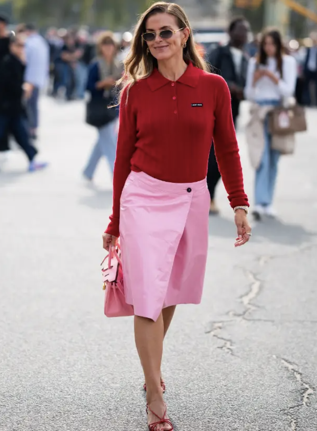 Chẳng cần cầu kỳ, cứ l&ocirc;i &aacute;o dệt kim v&agrave; ch&acirc;n v&aacute;y ra diện l&agrave; giấu nhẹm khuyết điểm, h&oacute;a 